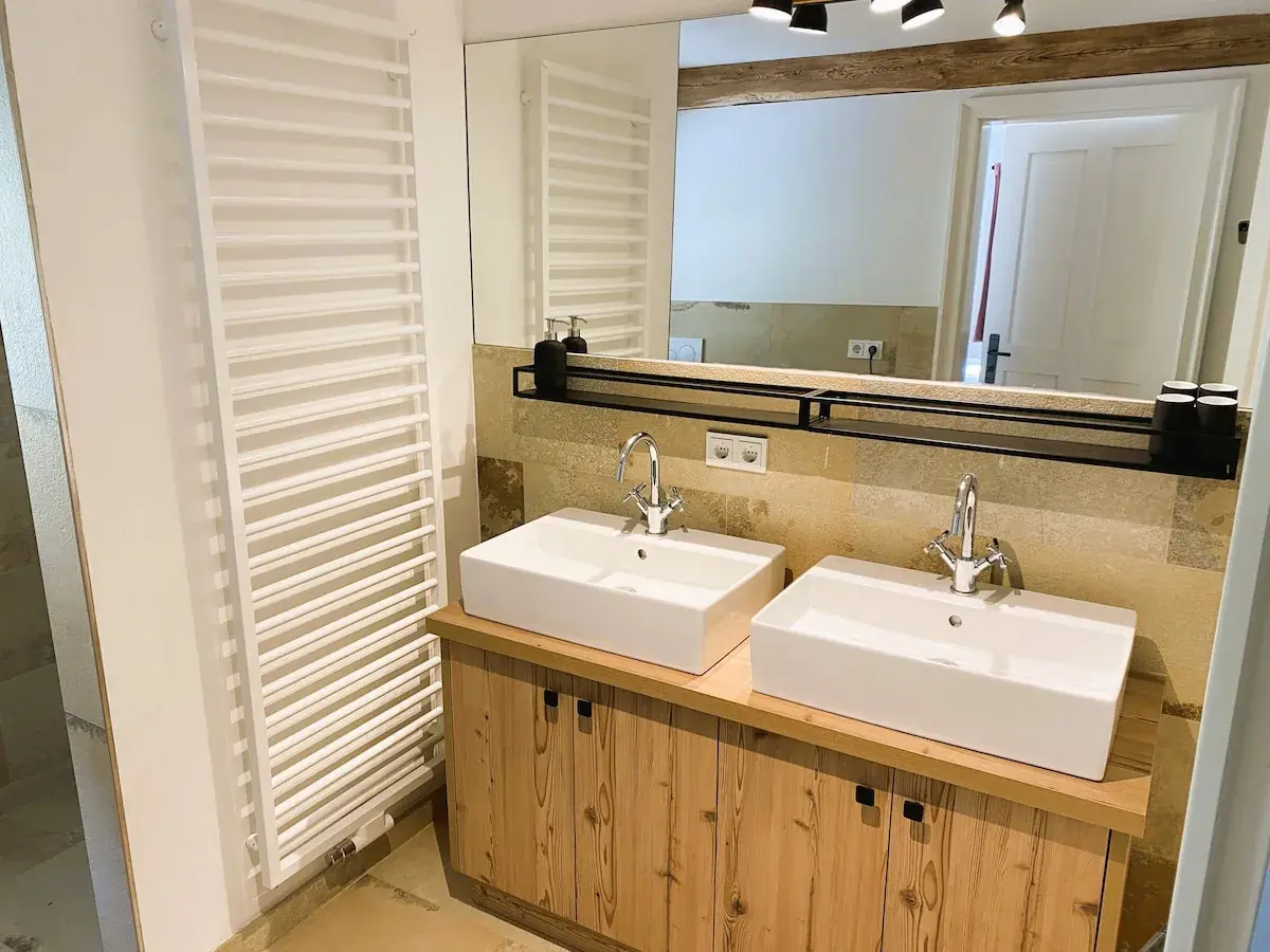 Badezimmer mit Badewanne im Obergeschoss.