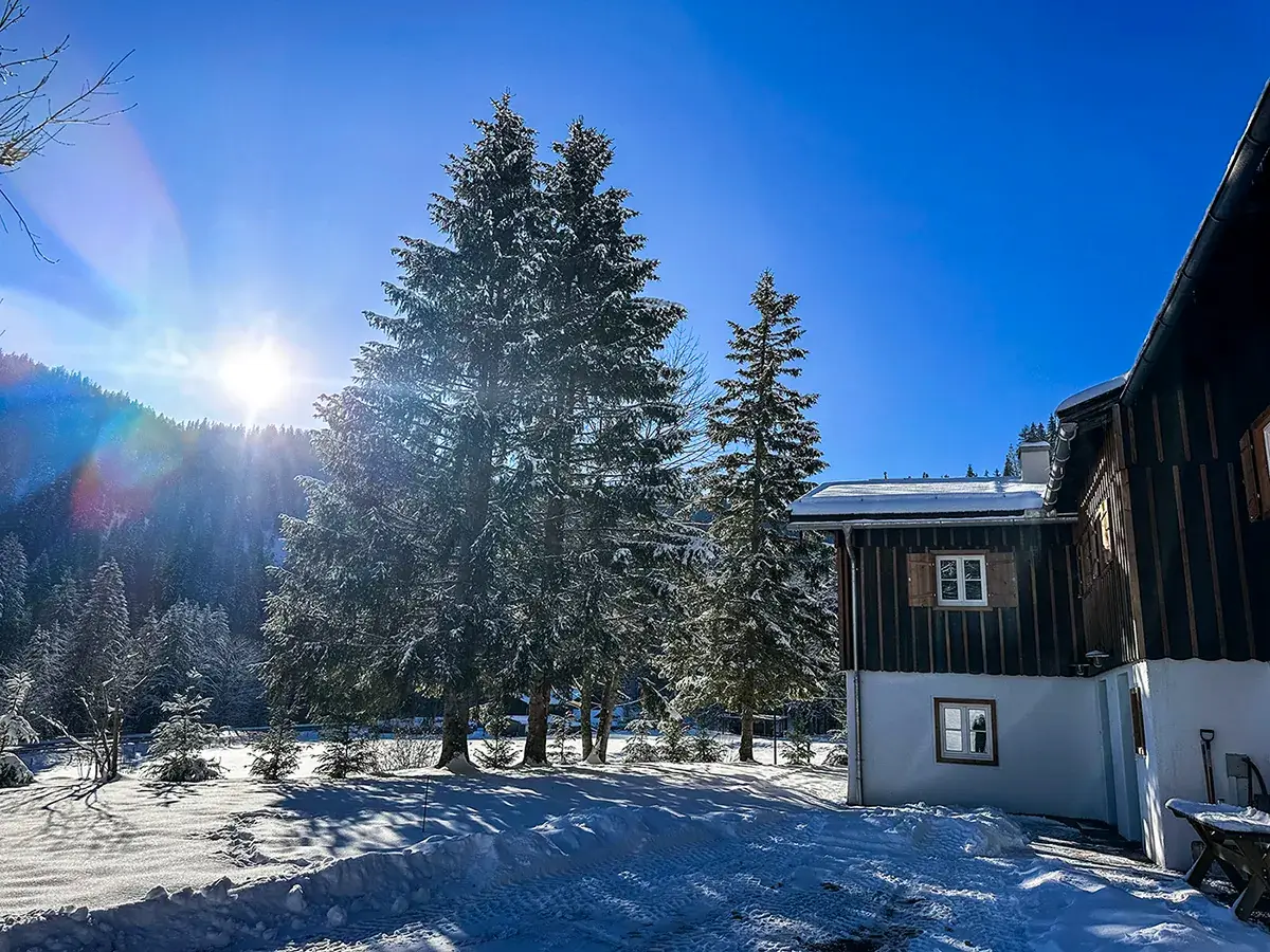 Hofansicht der Mitteralm im Winter.