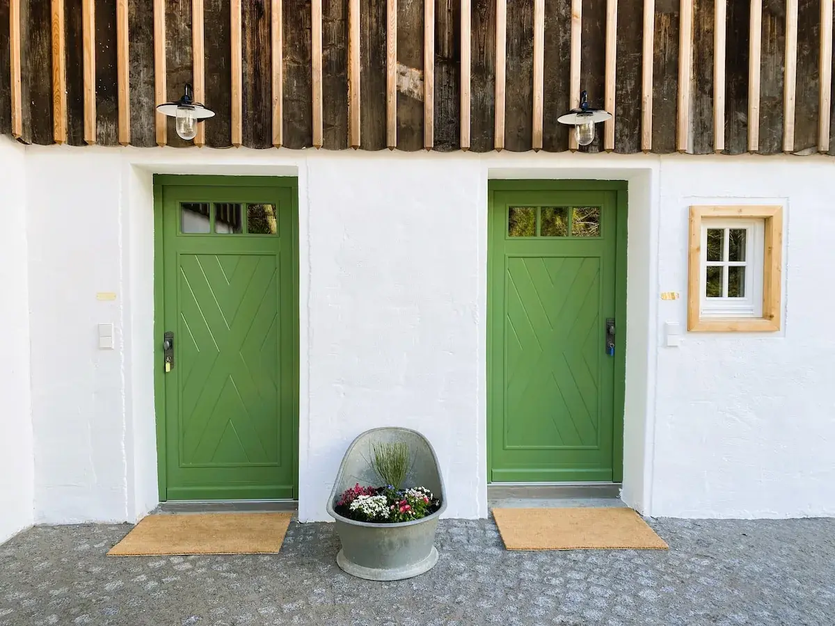 Eingangstür zum Haus Elizabeth (links) und Haus Max (rechts).