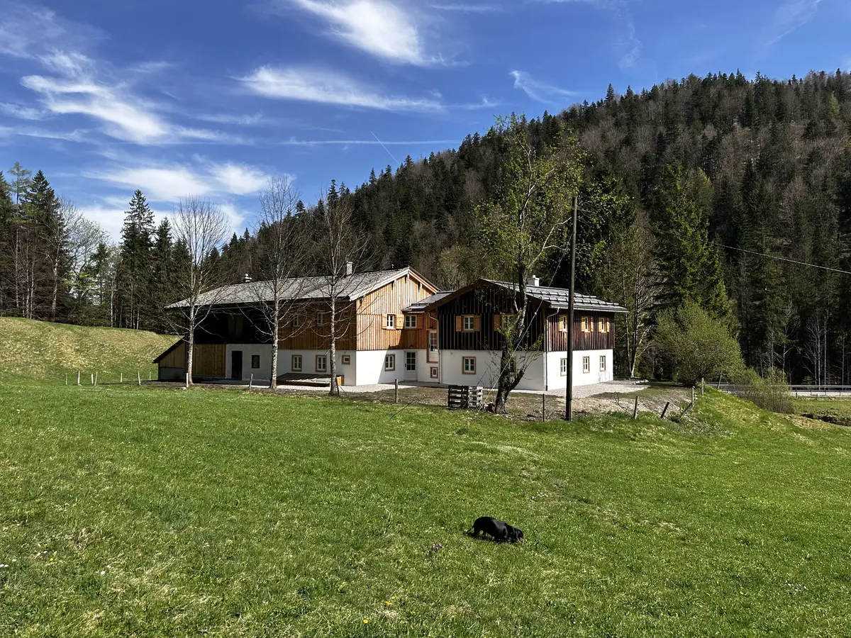Hofansicht der renovierten Mitteralm.