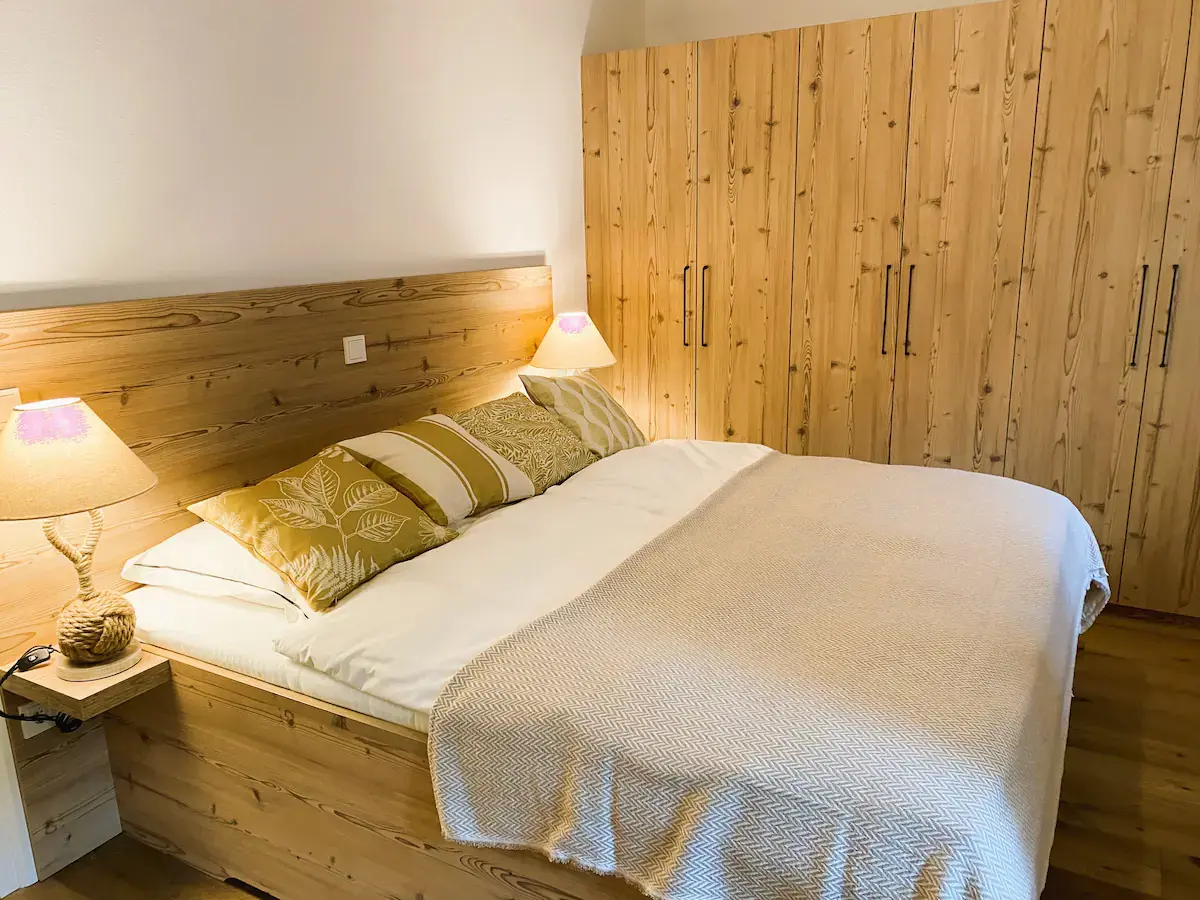 Zweites Schlafzimmer mit Doppelbett im Erdgeschoss.