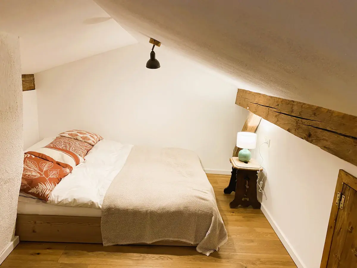 Drittes Schlafzimmer mit Doppelbett in der Mansarde.