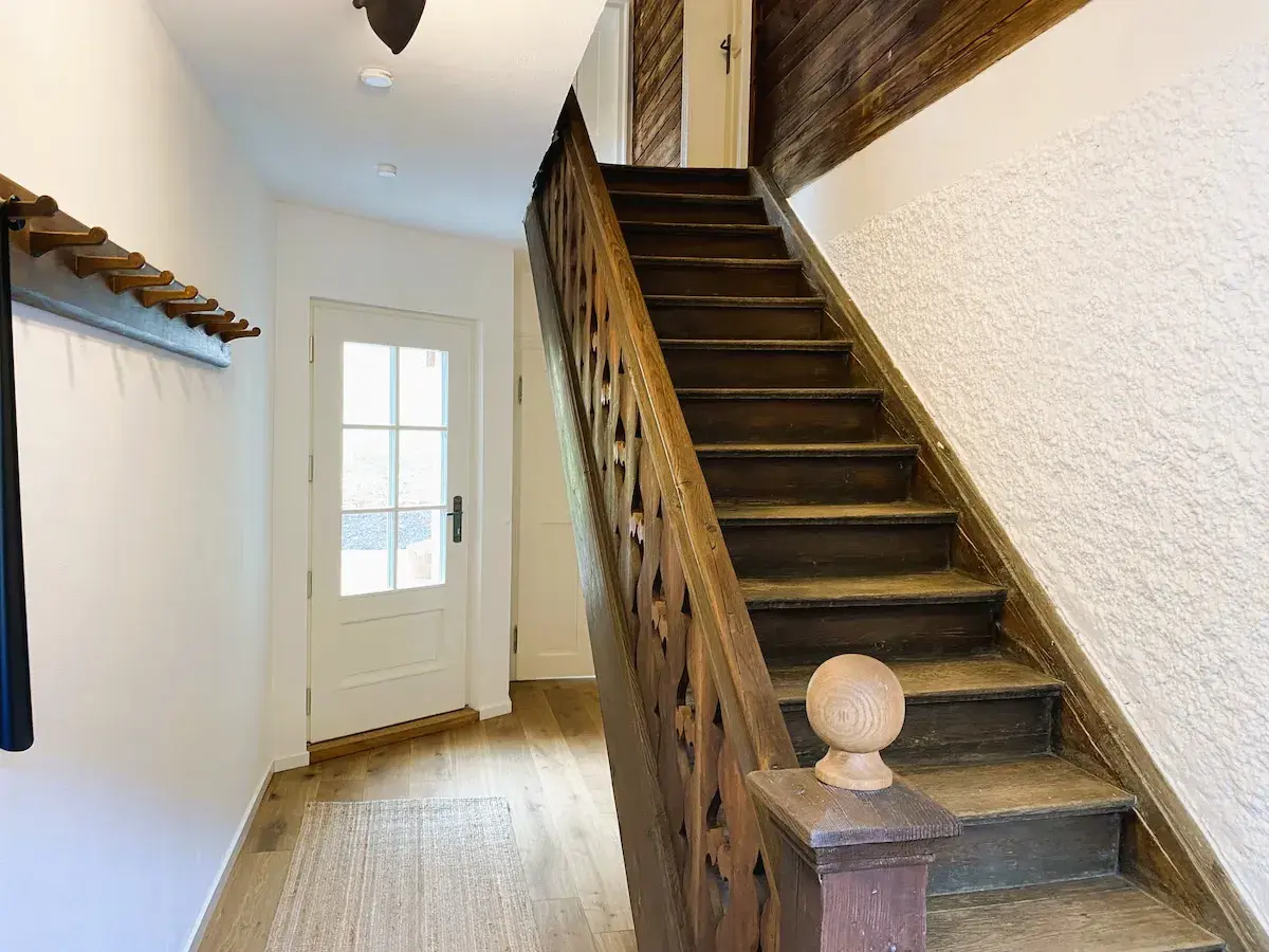 Liebevoll restaurierte Treppe.