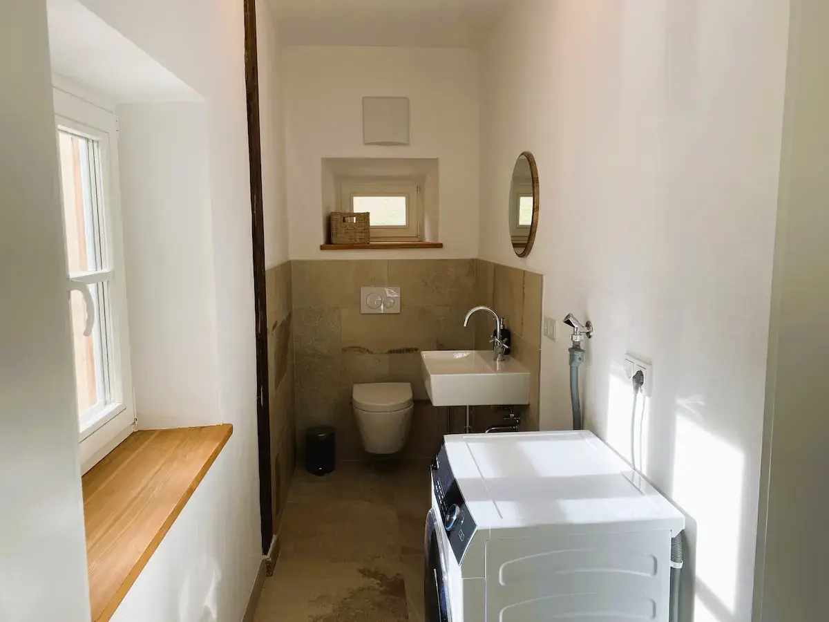 WC mit Waschtrockner im Erdgeschoss.