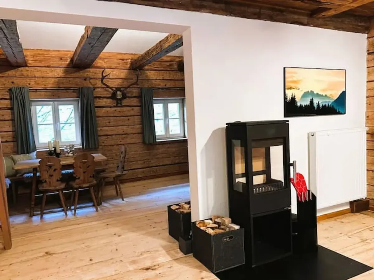 Wohnzimmer im Obergeschoss mit Blick auf den Kamin und die Küche.