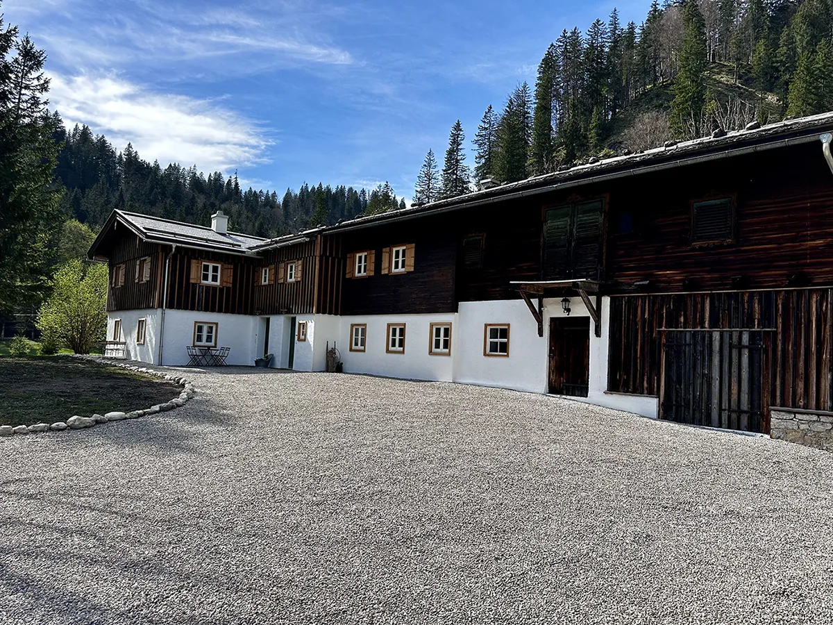 Hofansicht und Auffahrt zur Mitteralm.